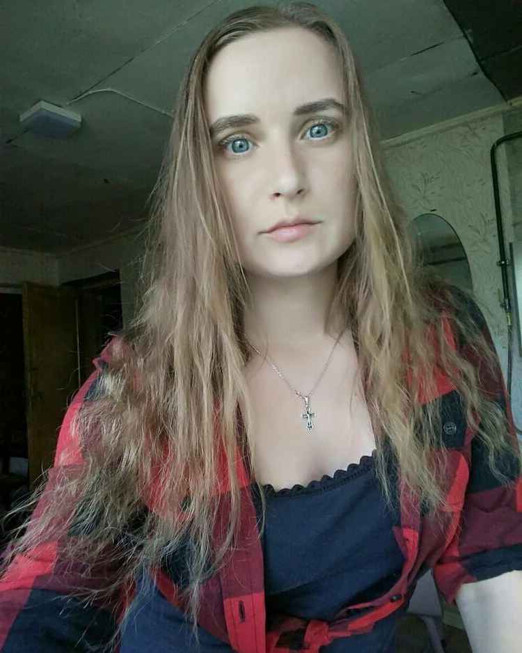 — Вам не жирно тут? – Підскочивши до лавки, хитро запитала Лариса. — Іди додому, потім поговоримо, – процідив Дмитро, відчувши незручність перед приятелями. — Ні, ми поговоримо зараз! Якого біса ти поцупив з нашої квартири курку? Я її готувала не для того, щоб ти своїх друзів-ледарів годував! – розлютилася жінка. – Зовсім совісті не залишилося? У своїх дітей крадеш! — Іди, кажу! – Дмитро стиснув зуби і стиснув кулаки.