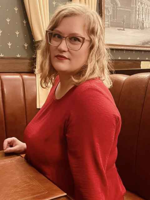 — Я, я, — кивнула Люда. — Я, яка вісімнадцять років варить тобі борщі, пере твої сорочки та слухає твою матір. Я, яка на відпустку збирала три роки, а потім віддала гроші на твою машину. Я, яка одна витягує цей будинок, поки ти «затримуєшся» із Ларисою з автосервісу. Так, я. І я їду на море. Без тебе.