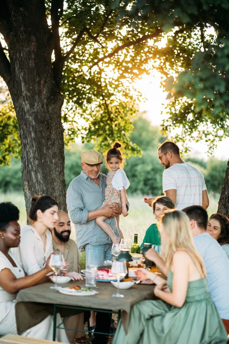 Коли я підійшла до столу, свекруха дала ляпаса: «Для сина готувала, а ти з дітьми їж де хочеш!»