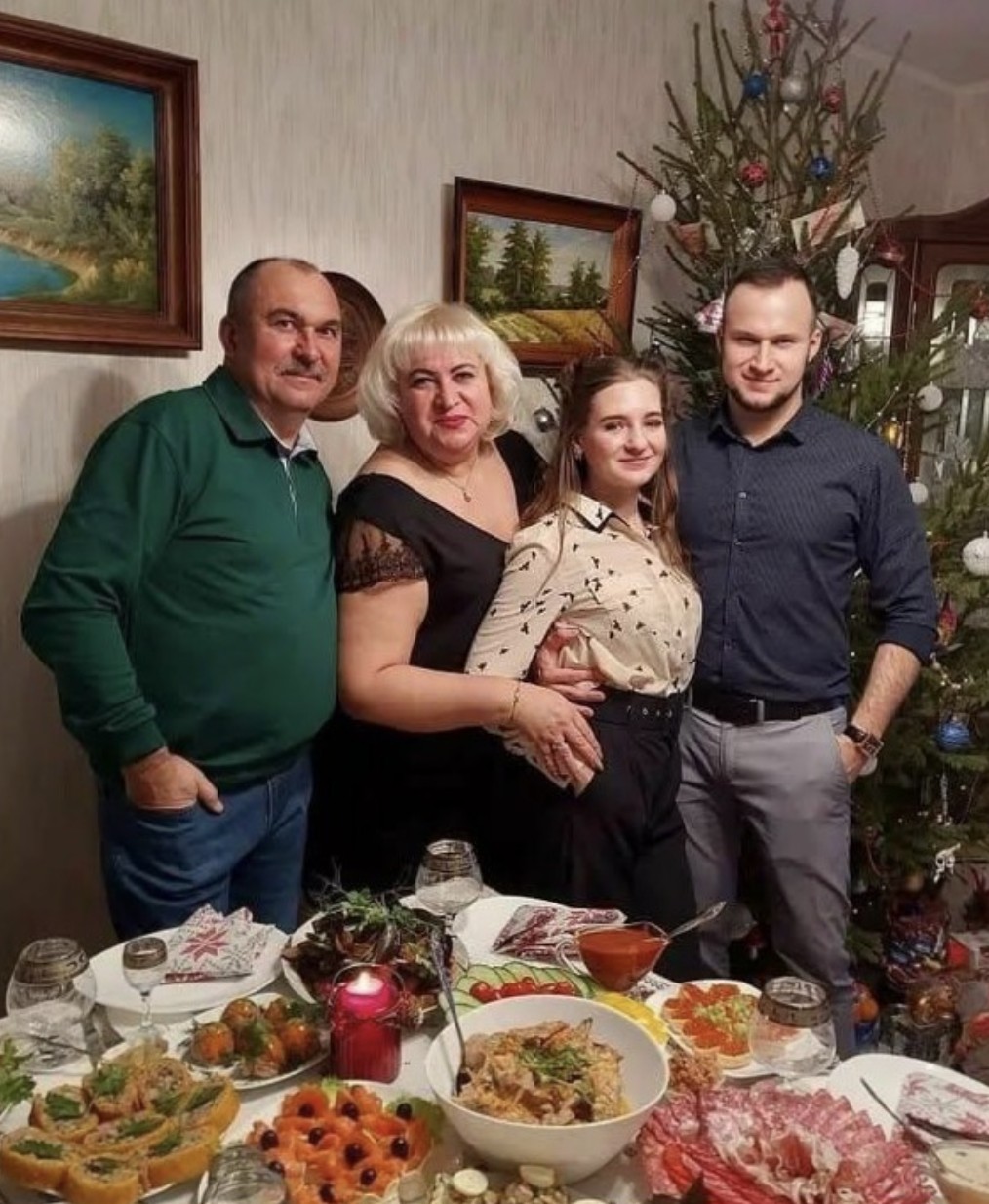 Я дуже раділа, коли познайомилася з невісткою Ольгою. Красива, розумна дівчина та дуже хазяйновита. Я часто запрошувала їх у гості, готувала різні смаколики. Та й Оля приходила не з порожніми руками – то салатик принесе, домашнє печиво чи тортик спече. Все було добре. Аж поки я не побачила у невістки одну річ. Тепер не знаю, як далі спілкуватися з Ольгою і взагалі чи варто її запрошувати в гості….