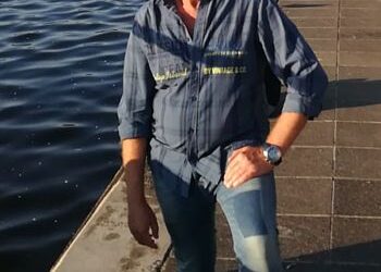 Вадиму п’ятдесят один рік. Розлучений дванадцять років. Живе сам. Працює інженером, заробляє сто сорок тисяч. Я знаю його п’ять років — із того часу, як переїхав у цей будинок. Жодного разу не бачив у нього жінки. Навіть у гостях..— Вадиме, а чому ти сам? Не шукаєш нікого? Він усміхнувся: — Спеціально не шукаю..