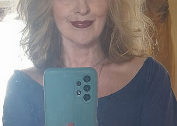 Свекруха на мій ювілей подарувала дві коробочки..У першій виявилися… підлогові ваги. А в другій — набір вікової косметики з величезним написом, ніби це не догляд, а вирок: «45+. Глибоке відновлення в’янучої шкіри. Боротьба з глибокими зморшками».