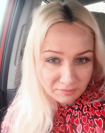 — Геть з-за столу! І з дому мого теж геть! Щоб духу твого тут через десять хвилин не було! — Ігор сварився так, що краще було до нього нічого не говорити у цей момент. Аліна завмерла з салатницею в руках. За столом сиділа вся його численна рідня: тітки, кузени, старший брат. Десятеро людей у святковому вбранні раптом притихли, але в цій тиші не було співчуття.