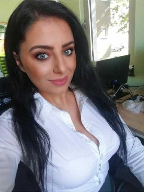 Дві родини із трьох уже заплатили. Мовчки, з незручності. Катя повернулася до листування з Оленою і написала: – Олено, я хочу сказати тобі чесно, тому що ми давно дружимо і я не хочу вдавати, що все нормально. Ми прийшли на твоє запрошення – ти зателефонувала і сказала “ви гості, нічого не потрібно”. Телефон мовчав довго – хвилин двадцять. Потім надійшла відповідь