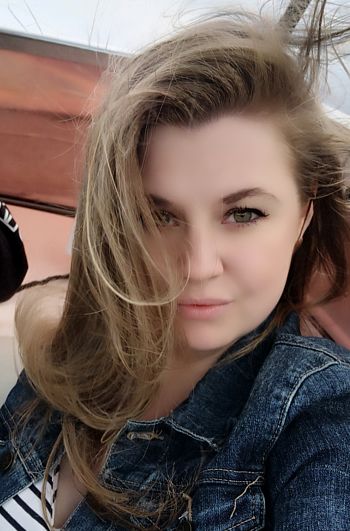 – Ой, дівко, даремно ти його вітаєш, не одружиться. А як і одружиться, то намучишся з ним. Як літо настане, понаїдуть міські красуні, що робитимеш? Згориш від ревнощів. Не такого тобі треба хлопця, – вимовляла їй тітка Марія.