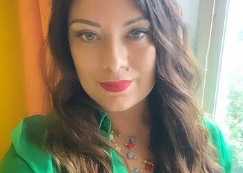 — В те, що є у твоєї мами. За документами її. Якщо я вкладу туди всі свої гроші, я залишуся ні з чим у разі будь-якого конфлікту. — Який конфлікт! — вигукнула свекруха. — Яка невдячність! Я пропоную їй свій дім, а вона про розлучення думає! Степане, ти чув? Вона вже ділить майно..