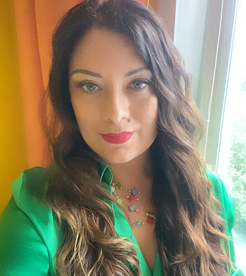 — В те, що є у твоєї мами. За документами її. Якщо я вкладу туди всі свої гроші, я залишуся ні з чим у разі будь-якого конфлікту. — Який конфлікт! — вигукнула свекруха. — Яка невдячність! Я пропоную їй свій дім, а вона про розлучення думає! Степане, ти чув? Вона вже ділить майно..