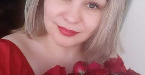 — Ви не думайте, я ні на що не претендую, у мене просто знайомих тут немає і грошей зайвих на готель. — Так, зрозуміло. Усі ми були молодими, пий чай. — Катрусю, я вдома, – Борис відчинив ворота, щоб загнати машину в гараж, не звернувши уваги, що, крім дружини, хтось іще сидить на терасі. Дружина в теплу пору року часто чекала його на вулиці.