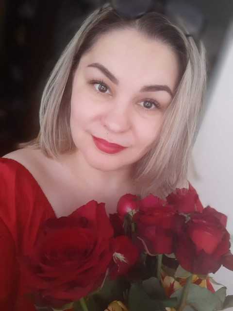 — Ви не думайте, я ні на що не претендую, у мене просто знайомих тут немає і грошей зайвих на готель. — Так, зрозуміло. Усі ми були молодими, пий чай. — Катрусю, я вдома, – Борис відчинив ворота, щоб загнати машину в гараж, не звернувши уваги, що, крім дружини, хтось іще сидить на терасі. Дружина в теплу пору року часто чекала його на вулиці.