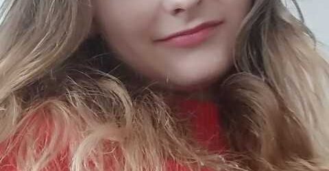 — Жахливо виснажився, — він ефектно зітхнув і кинув сумку на пуф у коридорі. — Інвестори знову тягнуть час. Анно, перекажи двадцять тисяч? Мені потрібно терміново заплатити підрядникам. Я подивилася на його речі. Від сумки за версту пахло дорогим лавандовим кондиціонером для білизни, а свіжа сорочка була ідеально випрасувана. У поїздах так не пахне, а підрядники, мабуть, терміново вимагали нові штанці.