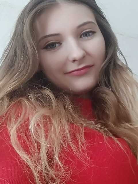 — Жахливо виснажився, — він ефектно зітхнув і кинув сумку на пуф у коридорі. — Інвестори знову тягнуть час. Анно, перекажи двадцять тисяч? Мені потрібно терміново заплатити підрядникам. Я подивилася на його речі. Від сумки за версту пахло дорогим лавандовим кондиціонером для білизни, а свіжа сорочка була ідеально випрасувана. У поїздах так не пахне, а підрядники, мабуть, терміново вимагали нові штанці.