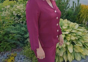 Побачення після тридцяти п’яти, це взагалі окрема дисципліна, майже екстремальна.От і я повірила, коли познайомилася з Валерієм, якому було сорок..Рівно о шостій вечора пролунав дзвінок. Я відчиняю двері, вся така господиня, з легкою усмішкою. На порозі Валерій. Руки вільні. Ні квітів. Ні навіть найскромнішої коробки цукерок. Ні хліба, нічого, що бодай символічно показувало б участь. Сорокарічний чоловік прийшов на вечерю до жінки абсолютно з порожніми руками..