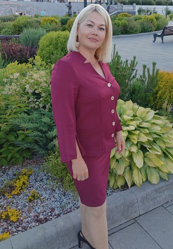 Побачення після тридцяти п’яти, це взагалі окрема дисципліна, майже екстремальна.От і я повірила, коли познайомилася з Валерієм, якому було сорок..Рівно о шостій вечора пролунав дзвінок. Я відчиняю двері, вся така господиня, з легкою усмішкою. На порозі Валерій. Руки вільні. Ні квітів. Ні навіть найскромнішої коробки цукерок. Ні хліба, нічого, що бодай символічно показувало б участь. Сорокарічний чоловік прийшов на вечерю до жінки абсолютно з порожніми руками..