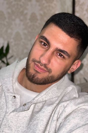 Андрій щось пробурмотів у відповідь і вийшов із кухні. Розмова була короткою, буденною. Свекруха приїжджала раз на кілька місяців, гостювала кілька днів і їхала назад. Жодних проблем, жодних конфліктів. Валентина Сергіївна поводилася тихо, не втручалася у справи молодих, намагалася не заважати.