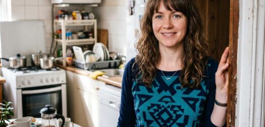 Валентина йшла на роботу, як раптом помітила, що забула вдома телефон. Вона вирішила повернутися, зайшла в ліфт і… Той зламався на восьмому поверсі! Валентина чекала, коли їй відкриють, як раптом почула голос свого чоловіка Григорія! Він говорив у коридорі з якоюсь жінкою. – Кохана моя, – лагідно казав він.