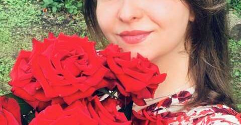 За два дні до весілля повалила рідня. Дядько Василь із дружиною Оксаною, троюрідна сестра з дітьми, які відразу погнали нещасного кота під ліжко. І глухувата на одне вухо баба Стефа, яка мала абсолютний слух на чужі таємниці. Хата гула. — Яриночко, а ти ким робиш? — допитувалася Оксана за столом.