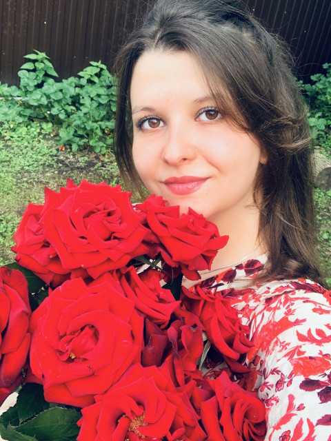 За два дні до весілля повалила рідня. Дядько Василь із дружиною Оксаною, троюрідна сестра з дітьми, які відразу погнали нещасного кота під ліжко. І глухувата на одне вухо баба Стефа, яка мала абсолютний слух на чужі таємниці. Хата гула. — Яриночко, а ти ким робиш? — допитувалася Оксана за столом.