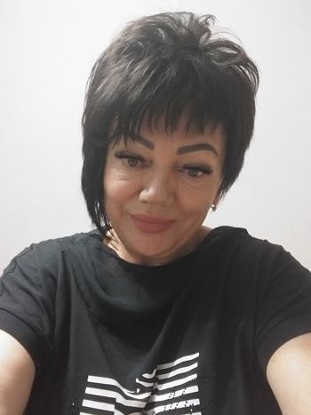 Ігор говорив переконливо, але щось у тоні голосу насторожило дружину. Занадто підготовлено звучало, без живих емоцій людини, яка дійсно переживає за хворих батьків.