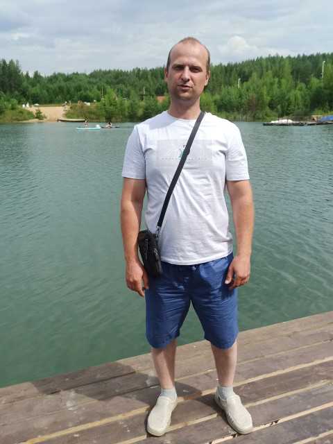 Мати вийшла заміж, коли мені було сім років. Вітчим хороша людина, багато робив заради мого виховання, але ніколи не заважала спілкуванню з батьком. Батько приділяв мені час, вигадуючи для вас історії про відрядження. Ми зустрічалися на нейтральній стороні або їхали на прогулянки до іншого міста. Батько вів мене до школи, був на випускному вечорі та допомагав здобути освіту. Я одразу все знав, приймав та вважав такий формат життя нормальним.