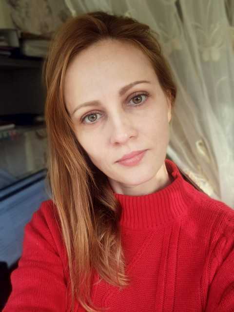 А вона зміряла його зневажливим поглядом і кинула: «А хто вам сказав, що я не люблю дощ?». У її темних очах було щось таке магнетичне, що Дмитро просто потонув. У машину вона так і не сіла. Вони йшли пішки під зливою до її будинку, а біля під’їзду вона просто спитала: «Ти йдеш?».