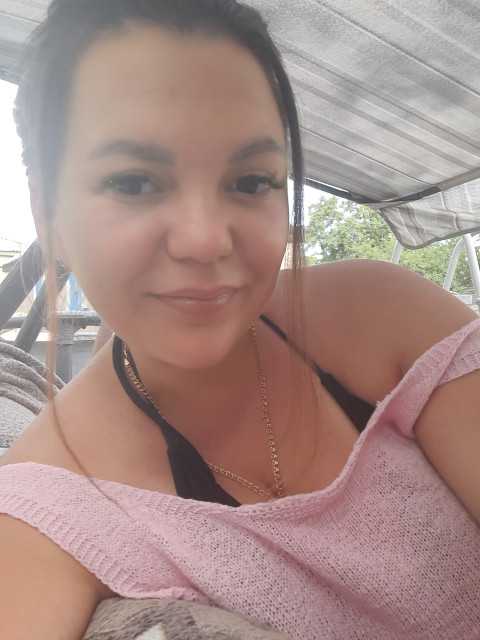 — Розумію, що прохання незвичне, — продовжила Віра Олексіївна, помітивши розгубленість невістки. — Але родина має допомагати одне одному в складні часи. Настуся в скрутному становищі, діти потерпають від тісноти, а у вас є можливість подати руку допомоги. — Але чому саме я маю виїжджати? — запитала Оля. — Це ж мій дім.— Люба, ти ж доросла жінка, тобі легше пристосуватись до нових умов, — пояснила свекруха. — А дітям потрібна стабільність, знайоме оточення. До того ж ти весь день на роботі, додому тільки ввечері приходиш. А Насті з малими дім потрібен на цілий день.