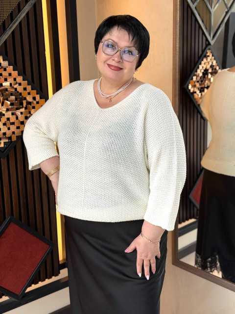 Баланс накопичувального рахунку дивився на неї з екрана: двісті двадцять тисяч гривень. Історія операцій показувала регулярні щомісячні надходження — рівно по дванадцять тисяч. Багато років… Вхідні двері грюкнули. Юлія Сергіївна впурхнула до кімнати, вже на ходу розповідаючи про жахливий смак сусідки Тамари. — Мамо, — прошепотіла Поліна, — у тебе є друга квартира?