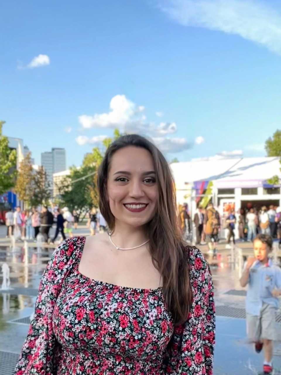 — Прописана, — погодилася Лариса. — Згідно з Житловим кодексом прописані члени сім’ї несуть солідарну відповідальність за рахунки. Тож електрика сама себе не оплачує. — Мамо, ну ти чого починаєш? — У тебе зарплата нормальна. Тобі ці копійки погоду зроблять? Тим більше, я вдома майже не буваю! — Моя зарплата — це моя зарплата. А ти доросла дівчинка. Хліба в дім за півроку не купила. Я вже мовчу про м’ясо чи сир. Воду ллєш щовечора по годині.