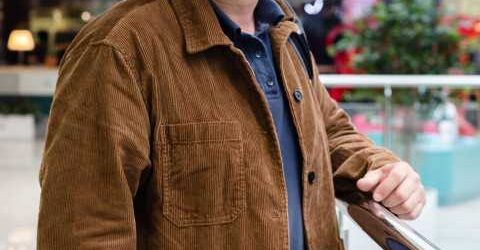 У спортзал я пішов рік тому — хотів скинути стрес, привести себе у форму. Марина була моїм тренером — тридцять два роки, спортивна, підтягнута, з короткою стрижкою та відкритою посмішкою. Перші три місяці між нами нічого не було. Просто тренування: вона показувала вправи, я виконував, ми базікали про дрібниці. І я раптом розповів. Все — про Ольгу, про її занедбаність, про ляпаси, про чашку, про те, як живу в будинку, де мене не люблять і не поважають.