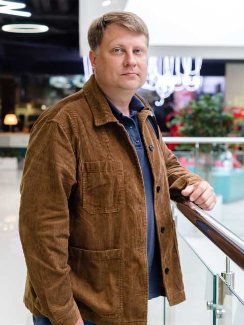 У спортзал я пішов рік тому — хотів скинути стрес, привести себе у форму. Марина була моїм тренером — тридцять два роки, спортивна, підтягнута, з короткою стрижкою та відкритою посмішкою. Перші три місяці між нами нічого не було. Просто тренування: вона показувала вправи, я виконував, ми базікали про дрібниці. І я раптом розповів. Все — про Ольгу, про її занедбаність, про ляпаси, про чашку, про те, як живу в будинку, де мене не люблять і не поважають.