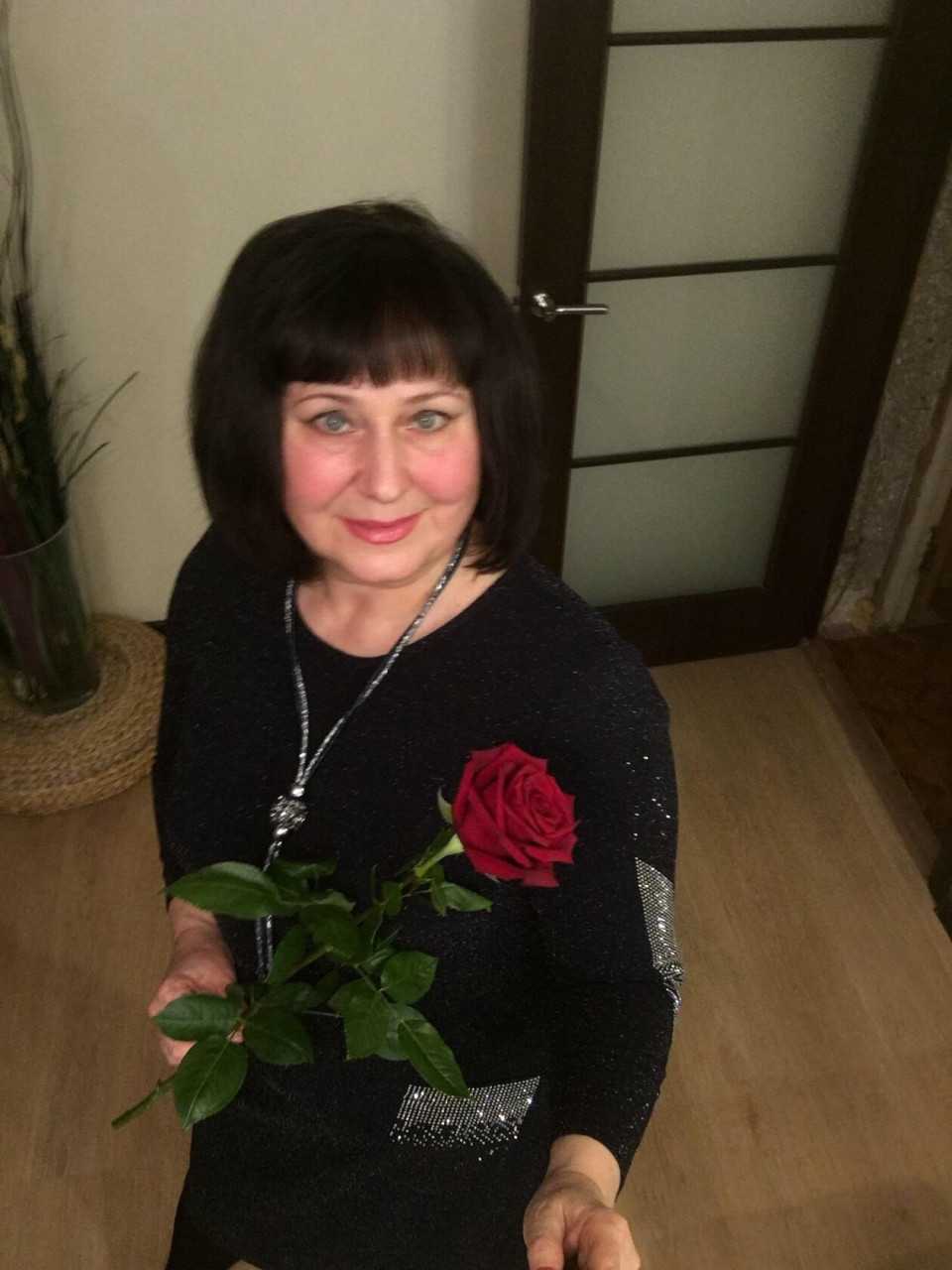 – Заселяйся, – сказала Христина, показуючи Валерії кімнату з диваном, який розкладався з третьої спроби. – Заодно потренуємось жити без чоловіків. Хоча в мене вже третій рік виходить. Ти підтягайся.– Стараюся, – видихнула Валерія, кидаючи валізу в кут. – Лер, ну ти чого як дитина? Ну посварились, ну буває… Мамка спалахнула, ти спалахнула… Давай нормально поговоримо. Повертайся. Нам треба все обговорити.