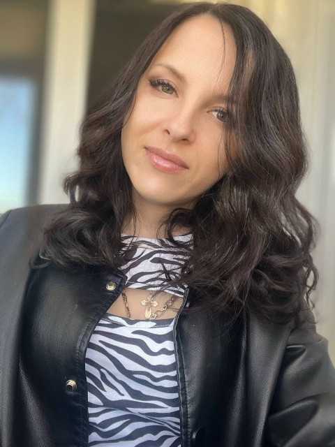 Вона тоді подумала: «Погано в домі без господаря, та й хлопцям батько потрібен», — не стала його проганяти. Сашко був хорошим, добрим. І на роботі мав хорошу репутацію, його там вважали непитущим. А він прикладався до чарки з п’ятниці до понеділка. А як прийме на душу, то розпускає руки. Вона терпіла. Він почав ображати хлопчиків. Тоді-то вона його й вигнала. А вже потім дізналася, що чекає дитину.