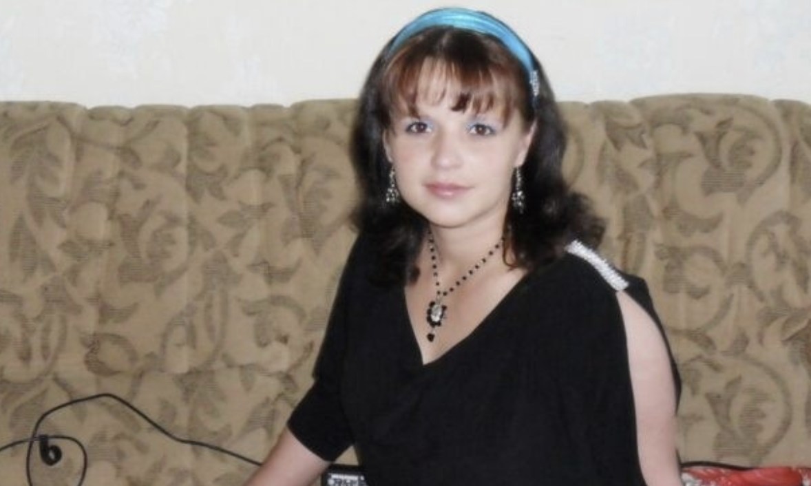 Коли я вийшла заміж за Остапа, навіть не могла уявити, що перетворюсь на ревниву дружину, яка стежить за кожним його кроком. На початку у нас все було чудово, і він не давав жодного приводу для ревнощів. Однак згодом я почала таємно перевіряти його телефон, щоб зрозуміти, з ким він переписується, кому дзвонить і які фото у нього в галереї. Остап навіть не підозрював, що я роблю це, поки він спить чи перебуває в душі. Згодом Остап почав часто затримуватися на роботі. – У мене просто багато справ і зустрічей, – виправдовувався він.