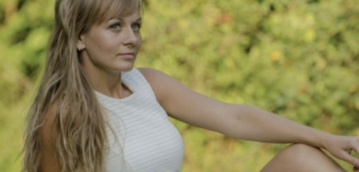 Ми були разом майже два роки, коли ситуація різко змінилася. До того, як мій хлопець поїхав на двомісячне стажування за кордон, наші стосунки були стабільними. Однак щойно він поїхав, все змінилося. Він покинув мене за два тижні до того, як мав повернутися додому. Коли він повернувся, перший тиждень здавався багатообіцяючим, оскільки ми помирилися. “Це були нерви, відстань, усі справи…”, – виправдовував він свою поведінку, посилаючись на напругу нашої першої довгої розлуки. Але мир був недовгим. Незабаром ми стали сваритися. Грубість, сварки… він підняв на мене руку. Незважаючи на це, мої глибокі почуття до нього змушували мене неодноразово пробачати його.