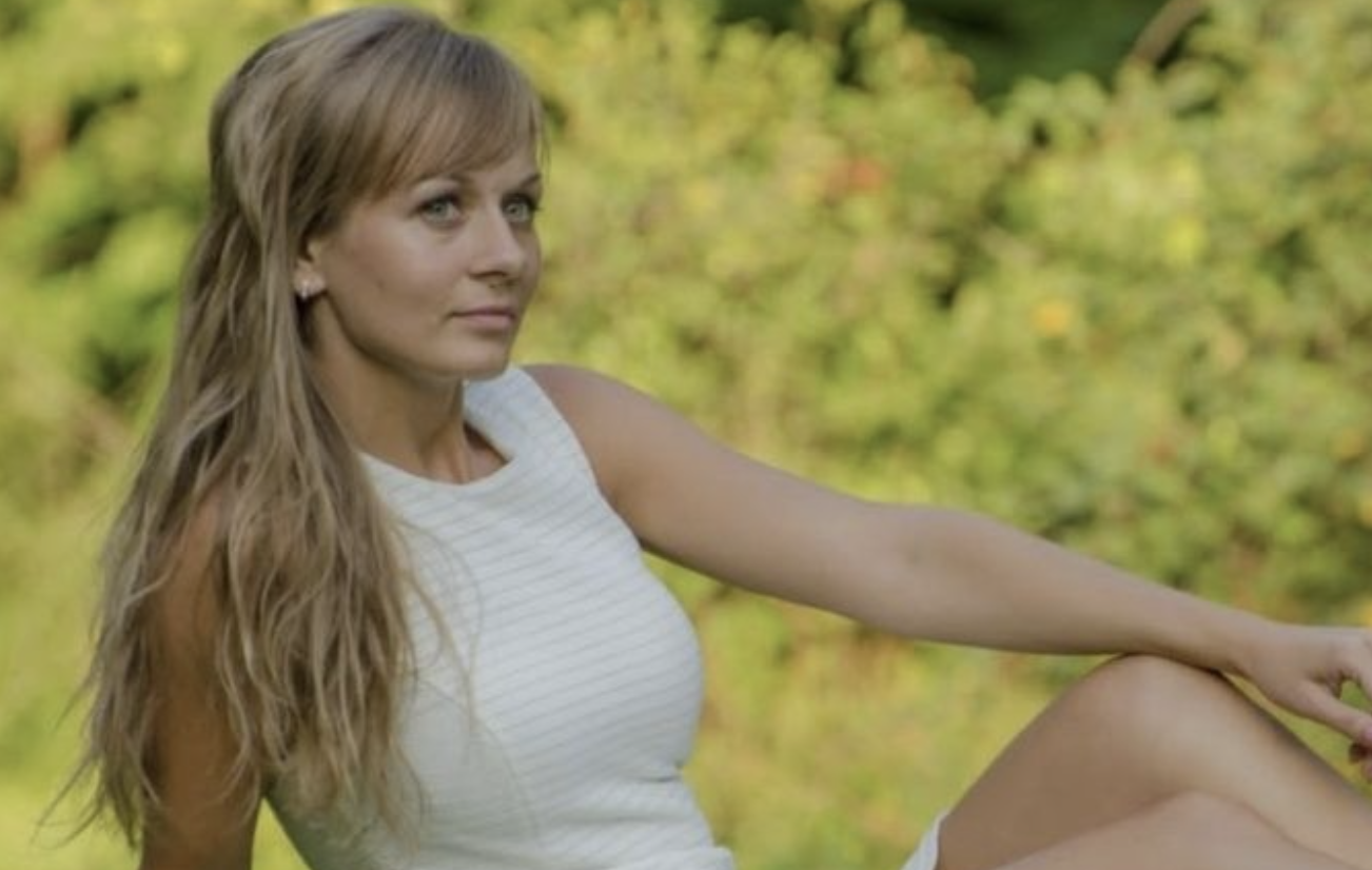 Ми були разом майже два роки, коли ситуація різко змінилася. До того, як мій хлопець поїхав на двомісячне стажування за кордон, наші стосунки були стабільними. Однак щойно він поїхав, все змінилося. Він покинув мене за два тижні до того, як мав повернутися додому. Коли він повернувся, перший тиждень здавався багатообіцяючим, оскільки ми помирилися. “Це були нерви, відстань, усі справи…”, – виправдовував він свою поведінку, посилаючись на напругу нашої першої довгої розлуки. Але мир був недовгим. Незабаром ми стали сваритися. Грубість, сварки… він підняв на мене руку. Незважаючи на це, мої глибокі почуття до нього змушували мене неодноразово пробачати його.