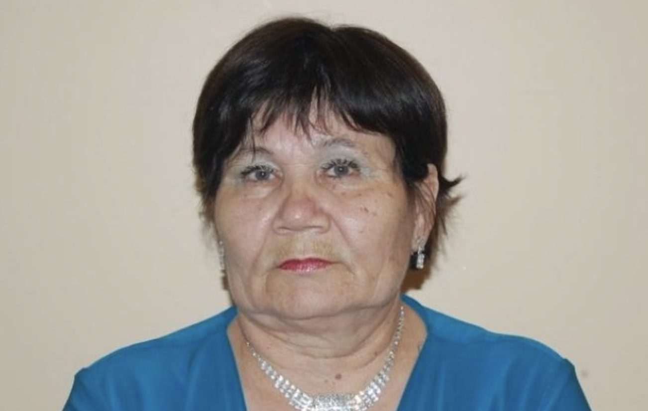 Ти Що, не в своєму розумі? Батько поділив усе рівно між вами та мамою, чому це ти маєш відмовляти від своєї частки? Ти ж не чужа людина, а рідна донька. -Так я навіть не замислюючись відмовилася від спадщини на користь мами … адже це правильно, вона все це майно з татом нажила, а мені це нема чого. Я живу з чоловіком вже чотири роки. Він має квартиру, він її ще до весілля зі мною kупив. А так виходить, що…