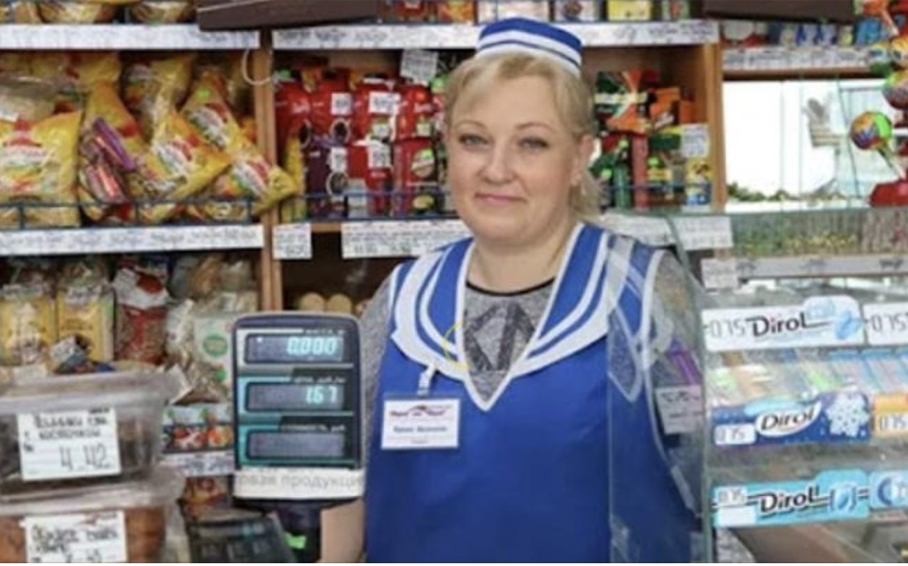 Свекруха запропонувала найняти на роботу молодшу невістку. Прийнявши її на роботу, я зробила б добре собі і їй, адже їй ця робота потрібна була рівно стільки ж, скільки і мені нова співробітниця. Спочатку я ходила з нею в магазин, відкривала його, увечері приходила, закривала. Але потім я забила. Але це була величезна помилка! Потроху я стала помічати, що наприкінці місяць у мене виходять великі недоліки, дрібні нестикування і раніше бували, не дрібні, а не так, як цього разу. Виявилося…