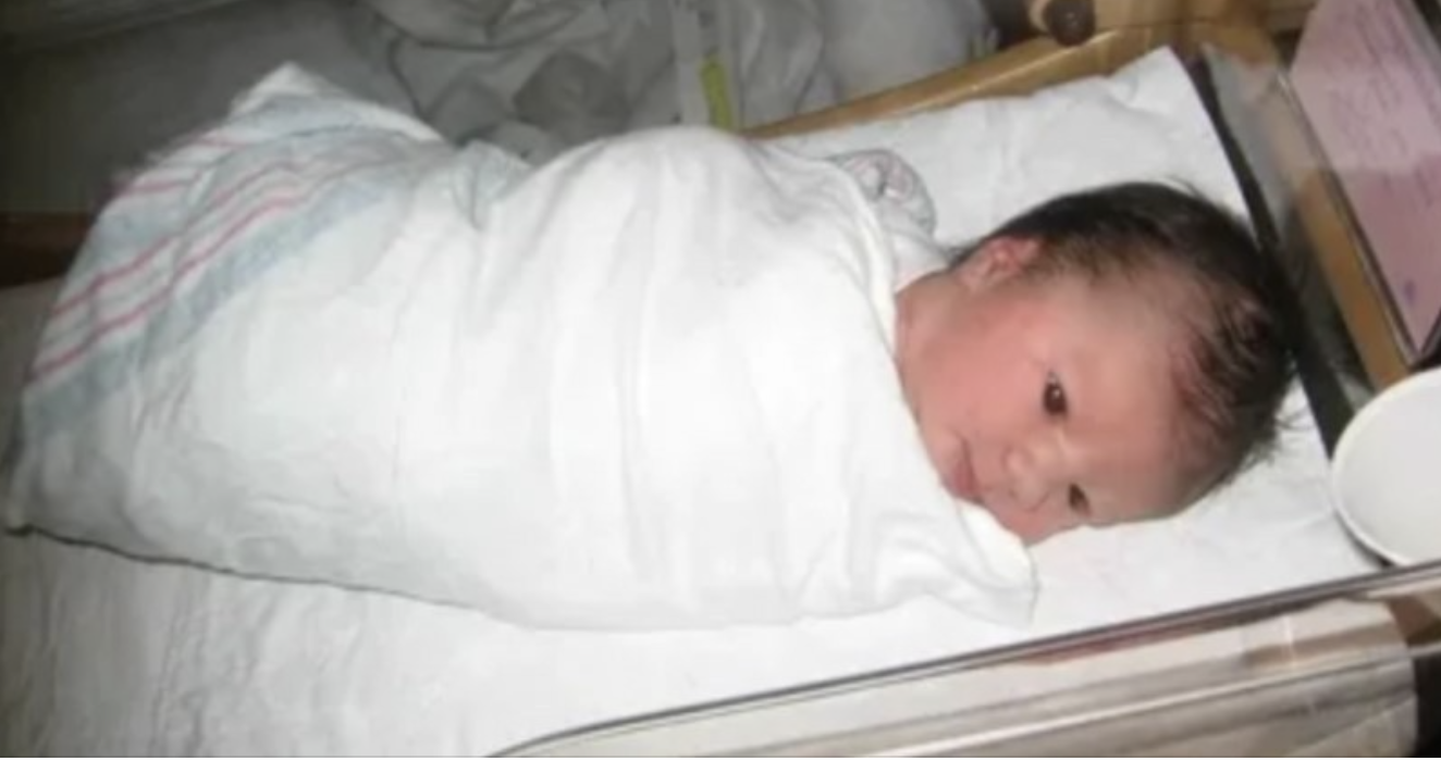 «Я таємно удочерила кинуту дівчинку прямо в пологовому будинку. Оксана була записана як друга дівчинка в моїй двійні ».Коли одного разу ввечері вирушила до лікарні з переймами, ми з чоловіком чекали появи нашого четверту дитину.Тобто в той час наша сім’я вже була «безнадійно великий» Мої другий і третій хлопчики — близнюки, хоча ні у мого чоловіка, ні у мене в родині не було близнюків до нас. Тому після моєї наступної вагітності головним сімейним питанням (з часткою гумору, звичайно) був: «А що, якщо знову з’являться близнюки?».Наші бабусі і дідусі були дуже вражені: спочатку ми повинні були порадувати їх усіх. Завдяки УЗД вдалося з’ясувати, чи були вони близнюками чи ні. Виявилося, немає: четвертий «ніндзя» йшов один. Нарешті все скінчено …