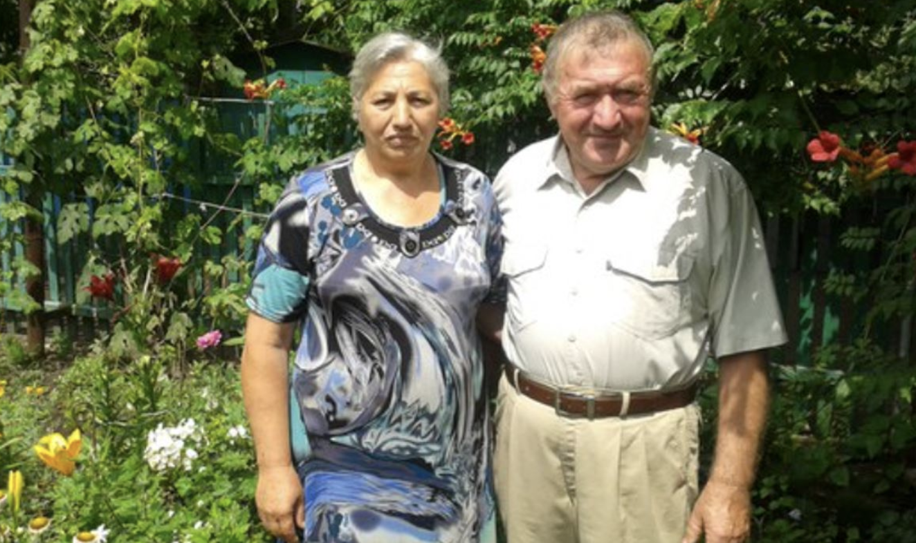 Нарешті будівництво було закінчено. Ми запросили друзів. Все було чудово: смажили шашлик, парилися в лазні, сиділи в альтанці, пригощали їх продуктами з нашого городу, приготували салатів, а дружина ще приготувала багато смачних страв. Загалом, все було чудово.  Після цих посиденьок вони почали нам дзвонити кожні вихідні, приїжджати до нас, при цьому не витрачаючи ні копійки на продукти, навіть м’ясо не привозили жодного разу. Як лазню добудували – так у них зникли всі справи та турботи, з’явилося багато вільного часу. Плюс до всього, кожна така парилка закінчувалася тим, що гостювали вони у нас кілька днів….