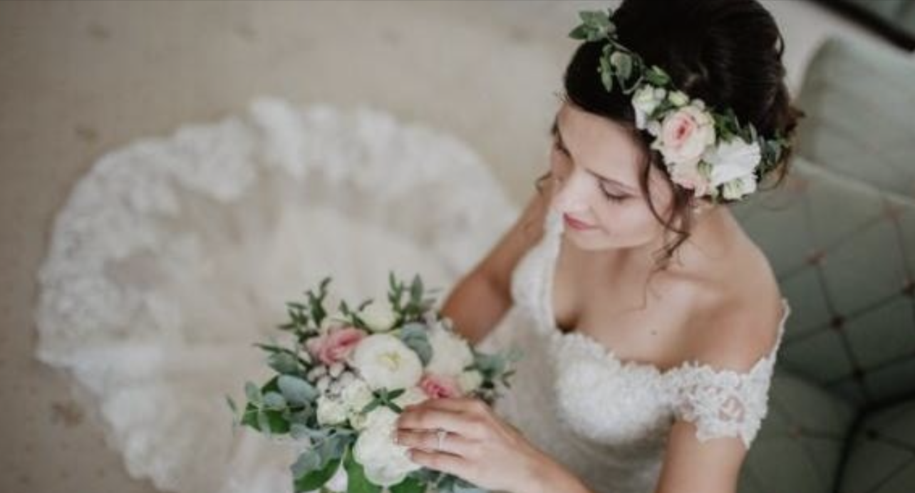 Почну свою розповідь з того, що я недавно одружена жінка. Місяць тому я сказала “так” любові свого життя, і з цієї причини я є найщасливішою жінкою в світі. Наше весілля було тієї, про яку ми обидва мріяли, і гості також сказали нам, що вони відмінно провели час і були в захваті. Ми не розрахували одного – щедрості наших гостей. Підрахувавши гроші з конвертів, ми були сильно розчаровані. На весілля нам не вистачило грошей! Організація весільної церемонії поглинула мене повністю майже на 2 роки. Я шукала ідеальних підрядників, плаття, місце для вечірок, гарну церкву Все потрібно було доопрацювати на найвищому рівні.