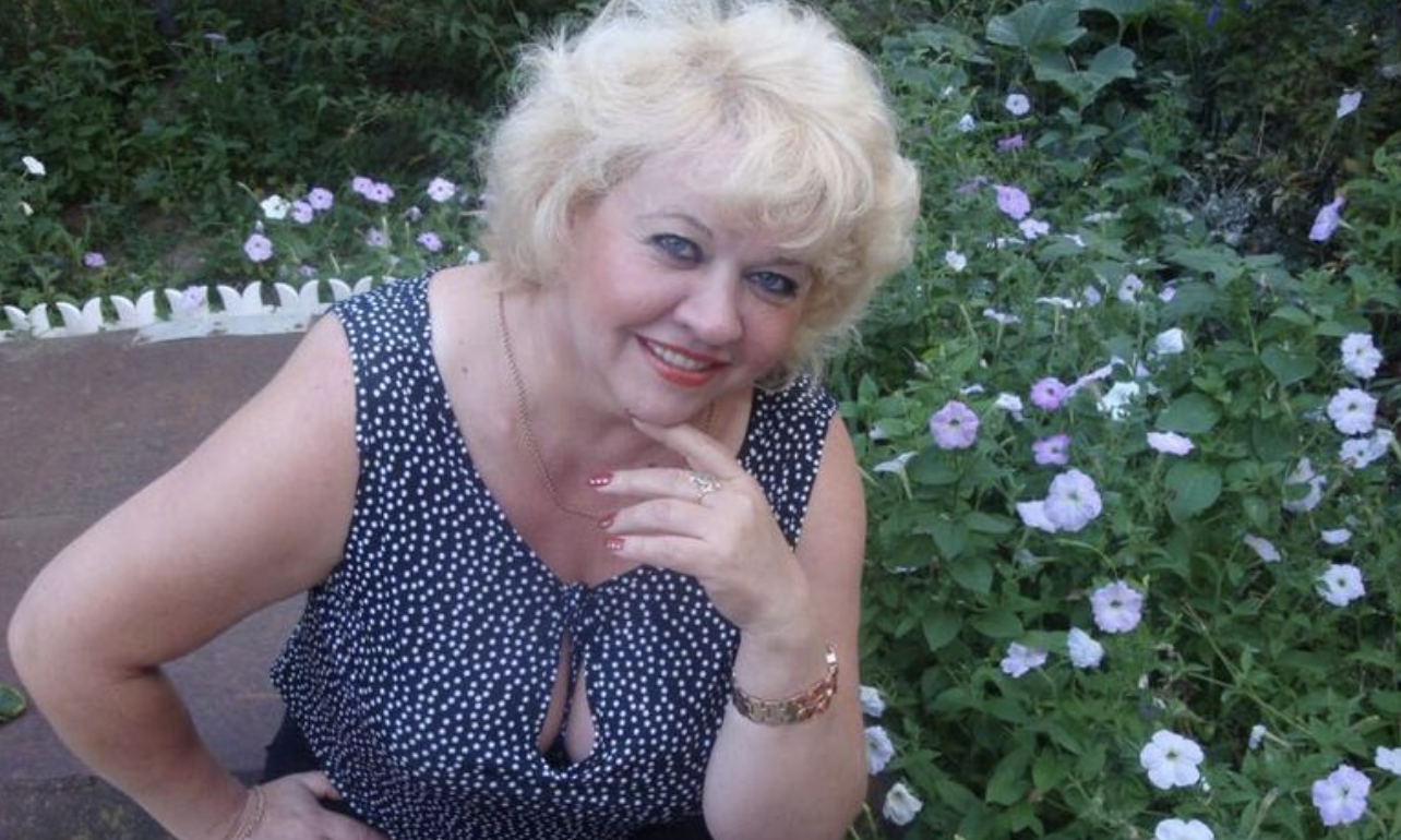 28 років я прожила з Олегом. Хоча скоріше прожила у муках. У молодості я закохалася в нього – що сказати, він був цікавим хлопцем з доброї родини. Ми одружилися, спочатку жили з його батьками, а згодом отримали власну квартиру. Вже тоді я зрозуміла, що мій чоловік зовсім не такий простий. Він постійно чіплявся до всього, але сам нічого робити не хотів. Десять років я вмовляла його зробити ремонт – не дочекалася, зрештою сама клеїла шпалери. Потім він критикував, що вийшло криво та неякісно. Але у нас були двоє дітей, і, щиро кажучи, я навіть не думала про розлучення. Хоча у шлюбі я почувала себе нещасною. Я багато працювала, займалася дітьми, але підтримки Олега мені гостро не вистачало. Його взагалі не хвилювало, як навчаються діти, куди вони вступатимуть.