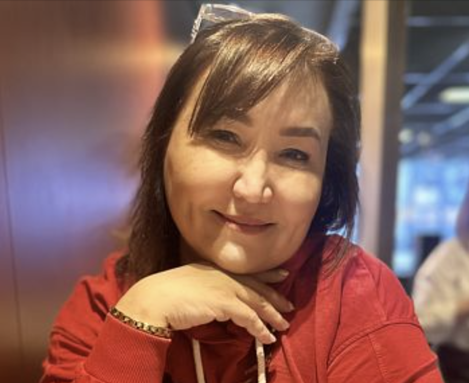 Не встигли моєю свекрухою стати, а вже командувати намагаєтеся? — обурилася Євгенія. — Женю, не хвилюйся, все буде добре, — знову намагався заспокоїти наречену Михайло. Але Женя, розчервоніла чи то від морозу, чи то від емоцій, уперлась руками в боки й похитала головою. — Ні, Міша, не буде добре. Не буде. Не з твоєю мамою. — Ти мені що казав, коли знайомитися мене вів, га? «Не хвилюйся, мама прийме будь-який мій вибір».