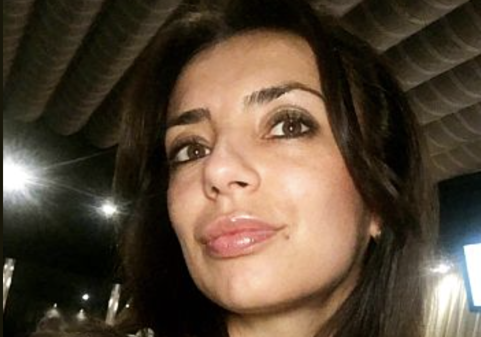 Наречений зблід: наречена запустила торт у свекруху під вереск гостей Ліза знала, що планувати весілля — справа нервова. Читала про це статті, слухала подруг. Але ніхто не попереджав, що найбільшою проблемою стане не вартість ресторану чи вибір фотографа, а майбутня свекруха Валентина Петрівна. Жінка ніби поставила собі за мету перетворити кожен день підготовки на випробування на міцність.