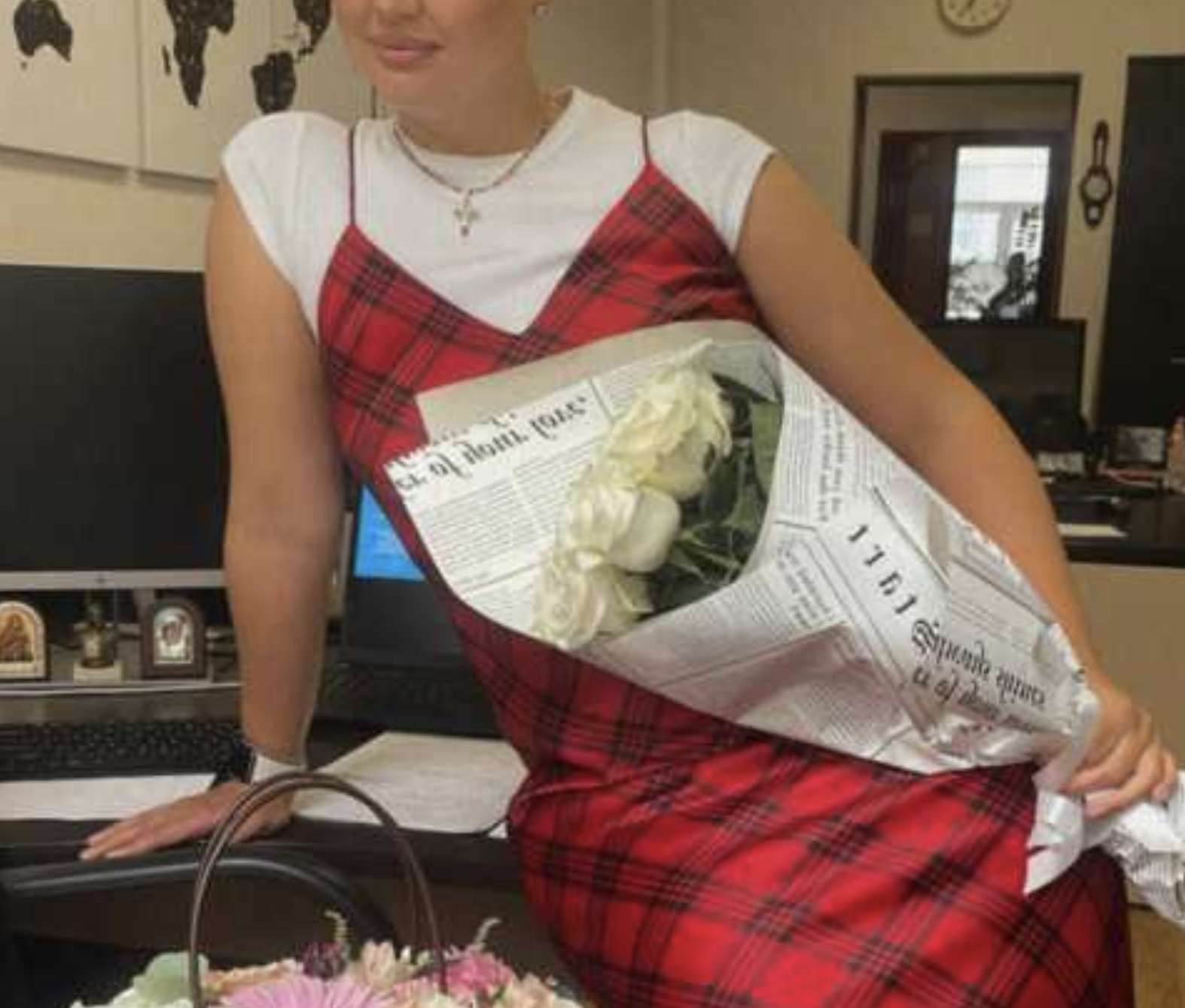 – Кирило хотів у подарунок новий телефон, Максиму потрібен планшет, щоб мультики дивитися, Марина просила косметику. Я всім обіцяв. Треба було спитати! – А не жирно! В мене грошей стільки немає. Ти їхній дядько – ти й купи! – На продукти. Тільки їх вистачило не на все. Подарунки я купувала на свої. Мені ще готувати та прибирати після всіх. А ти говориш про телефон, планшет, та косметику. Ти ялинку поставив?