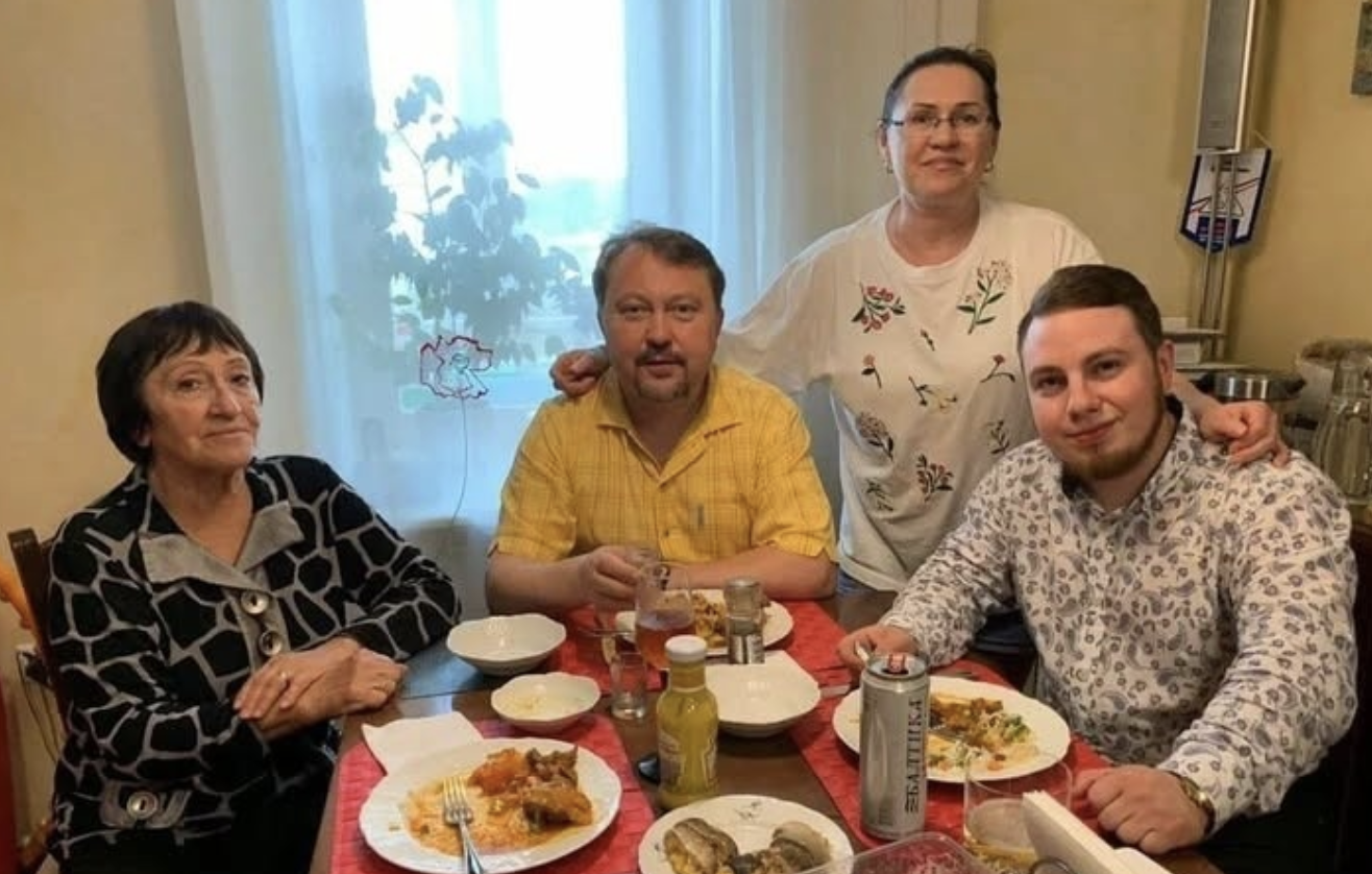 На ювілеї свекрухи, Людмили Іванівни, якій виповнилося 70 років, все почалося досить скромно. На свято були запрошені тільки близькі: сини з дружинами. Я вирішила допомогти в організації свята – спекла святковий торт, приготувала лаваші та кілька закусок, адже за професією я кондитер та працюю в пекарні. Ми з чоловіком Ігорем трохи затрималися через пробки і прийшли останніми. Коли увійшли до будинку, я звернула увагу, що мої страви вже стояли на чільному місці на столі. На відміну від цього, інші невістки, Марина та Надія, принесли лише готові салати з супермаркету, явно не обтяжуючи себе приготуванням. Я здивувалася: для свекрухи цей ювілей був значною подією, і, як на мене, варто було докласти більше зусиль. Ми привітали іменинницю, вручили подарунок та промовили тост.