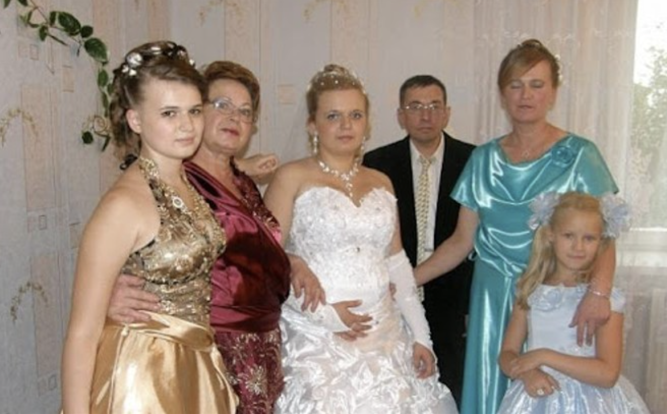 У моєї найкращої подруги було весілля. Я, напевно, більше на неї чекала цього дня. Я і сукню гарну собі знайшла, все найкраще одягла, зачіску зробила, манікюр під колір сукні. Все було розкішно. Я прийшла до будинку нареченої у призн ачений час і тут її мати відводить мене на кухню. На столі я помітила шматок олії, банку та батон. -Ти Поки зроби бутерброди, маслом намаж, а зверху ікру червону поклади. Отак і вийшло, прийшла я на свято, а мене роботою наван тажили. Ну робити було нічого, довелося розбиратися з бутербродами. Я зняла свої кільця, браслет, годинник, щоб не забруднити.