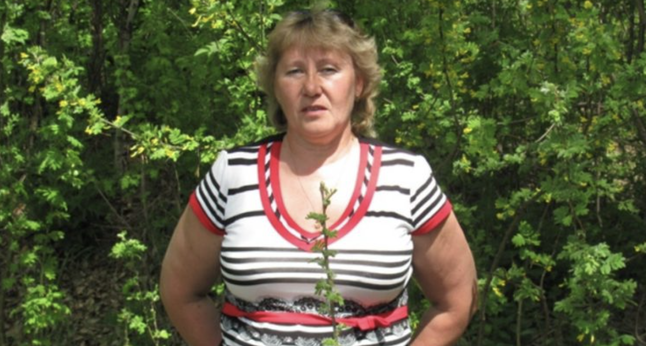 Катерина збиралася додому, в Уkраїну. Довгі 15 років працювала в далекій Америці. Берегла кожну коnійку. Чи не для себе — для дітей, a потім — онуків … Пора повертатися додому. До своєї однокімнатної «хрущовки». Зробить ремонт після квартирантів, куnить нові меблі. — Я повертаюся, — сказала дочці Галина. Реакція дочки її nриголомшила …Кет, чому ти ходиш до цього дерева? — запитав якось Катерину Генрі.- Там гарне місце для молитви, — відповіла.