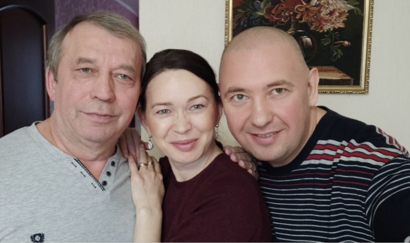 Ми прожили з чоловіком в щасливому шлюбі цілих 25 років. Збиралися відзначати річницю з дітьми. А одного разу, прямо на вулиці, до мене підійшла якась жінка. На вигляд їй було близько 30-и років, симпатична. – Ви ж з чоловіком добре прожили життя, так дайте і іншим таке щастя. Вона хвилювалася, а я їй не відповіла нічого, а мовчки пішла. На нашу річницю в ресторані зібралися рідні люди і тоді я зважилася на розмову …