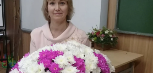 Алла Василівна була однією з тих вчителів, до яких підростаюче покоління ставилося з повагою та захопленням. Її уроки математики були цікавими та зрозумілими, вона вміла розпалювати вогонь цікавості в очах своїх учнів. Цього дня, як завжди, вона стояла перед класом, вирішуючи завдання на дошці, а її голос звучав хвилююче і привабливо. І ось, коли урок був у розпалі, у клас увійшов незнайомий хлопець. Його поява викликала подив і інтерес серед учнів, а Алла …