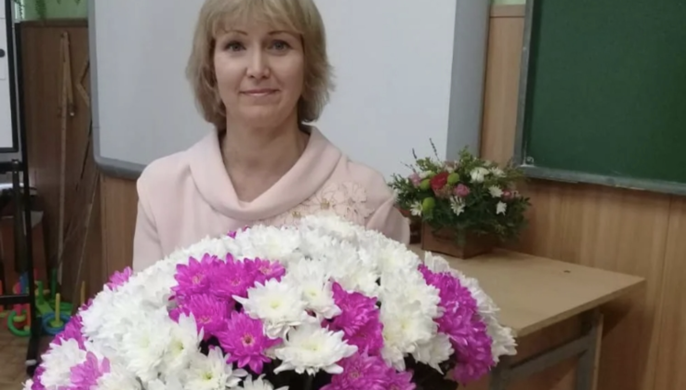 Алла Василівна була однією з тих вчителів, до яких підростаюче покоління ставилося з повагою та захопленням. Її уроки математики були цікавими та зрозумілими, вона вміла розпалювати вогонь цікавості в очах своїх учнів. Цього дня, як завжди, вона стояла перед класом, вирішуючи завдання на дошці, а її голос звучав хвилююче і привабливо. І ось, коли урок був у розпалі, у клас увійшов незнайомий хлопець. Його поява викликала подив і інтерес серед учнів, а Алла …