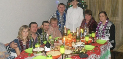 Ви навіть не уявляєте, в якій атмосфері я росла. Коли я з’явилася на світ, батько плакав, але це були сльози не радості. Він був розчарований, бо мріяв про сина. Поки я росла, він майже не звертав на мене увагу. А коли мама народила другу дитину, цього разу хлопчика, все змінилося. Данило став гордістю родини, і батько буквально світився від щастя, вихваляючись сином перед усіма. З того часу я жила у тіні свого брата. Йому вибрали найкращі гуртки, а я ходила лише до художньої школи. Всі захоплювалися успіхами Данила, мої здобутки навіть не помічали. Мама бачила, як мені боляче, але ніколи не наважувалася сказати батькові жодного слова. Тому, закінчивши дев’ять класів, я вирішила поїхати на навчання. Вступила до коледжу, а потім продовжила освіту в університеті, вивчилася на вчительку біології.